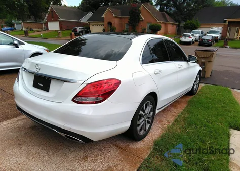 2016 Mercedes-Benz C 300 Luxury/Sport z USA, uszkodzony, nr VIN 55SWF4JB0GU176511